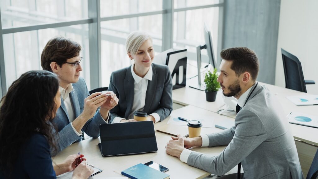 Zakelijk team in overleg op kantoor - waarom bedrijven kiezen voor legale software