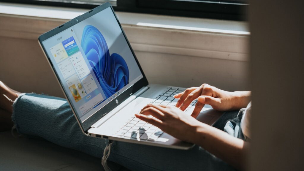 Laptop met Windows 11 op schoot - Windows 11 Pro licentie kopen bij Licono