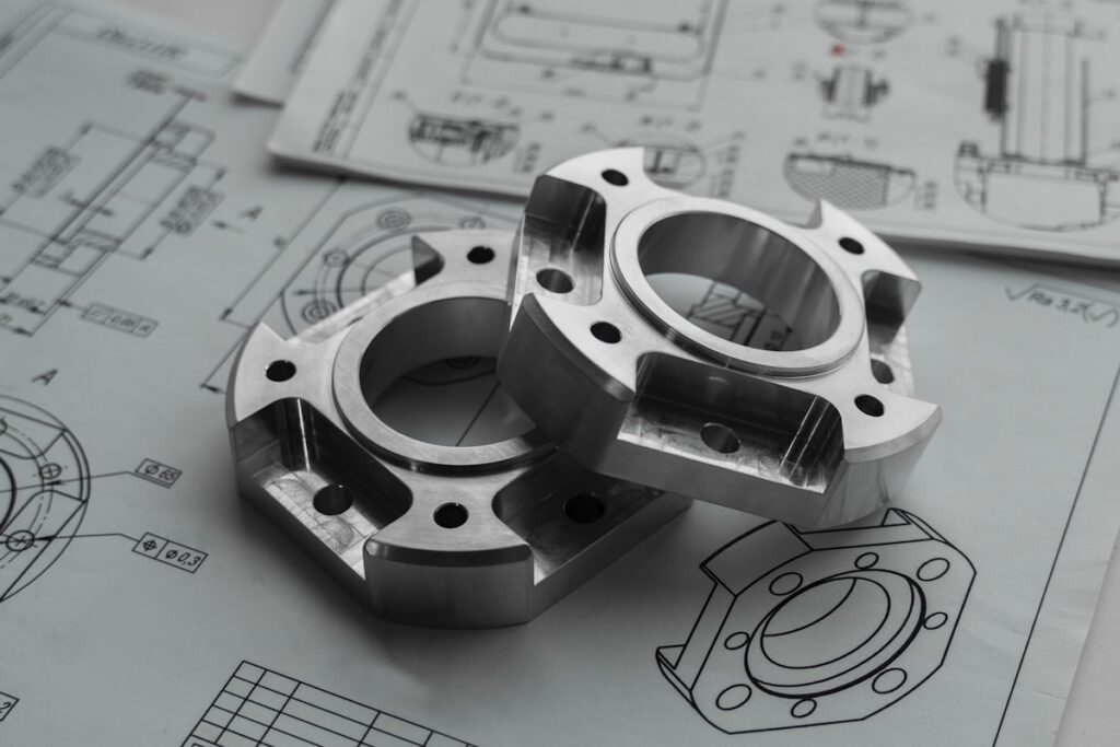 Gefreesde metalen onderdelen op een engineering-tekening