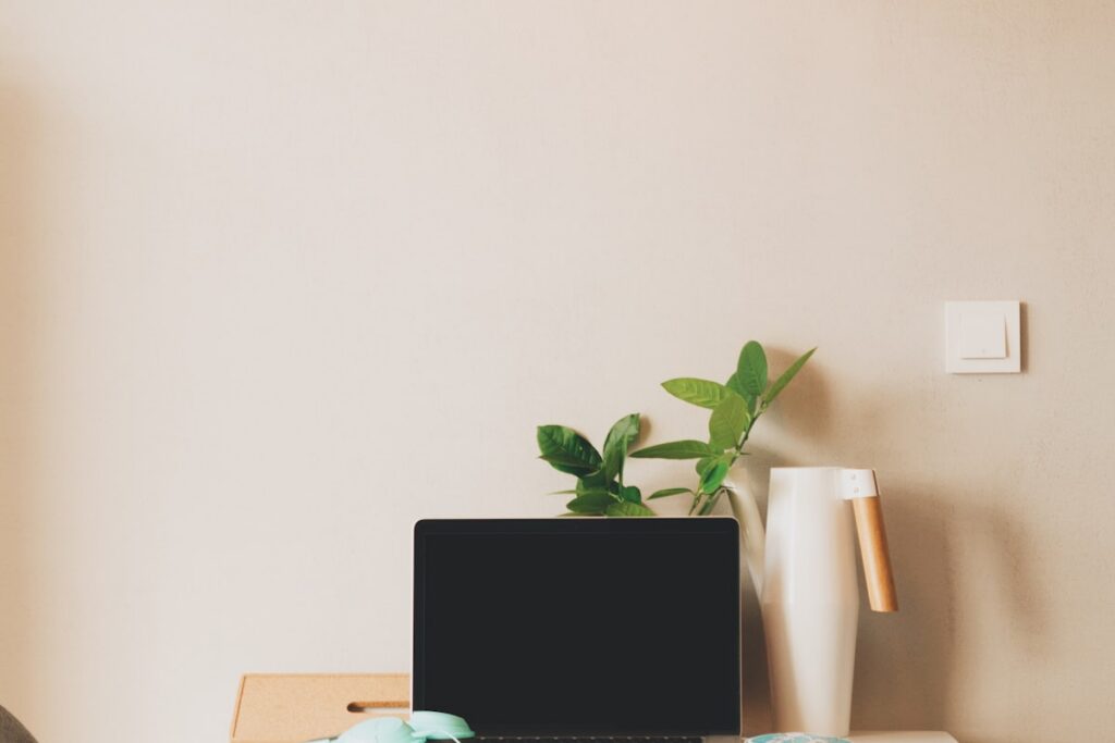 Laptop op een bureau als illustratie bij Office 2021 eenmalige aankoop