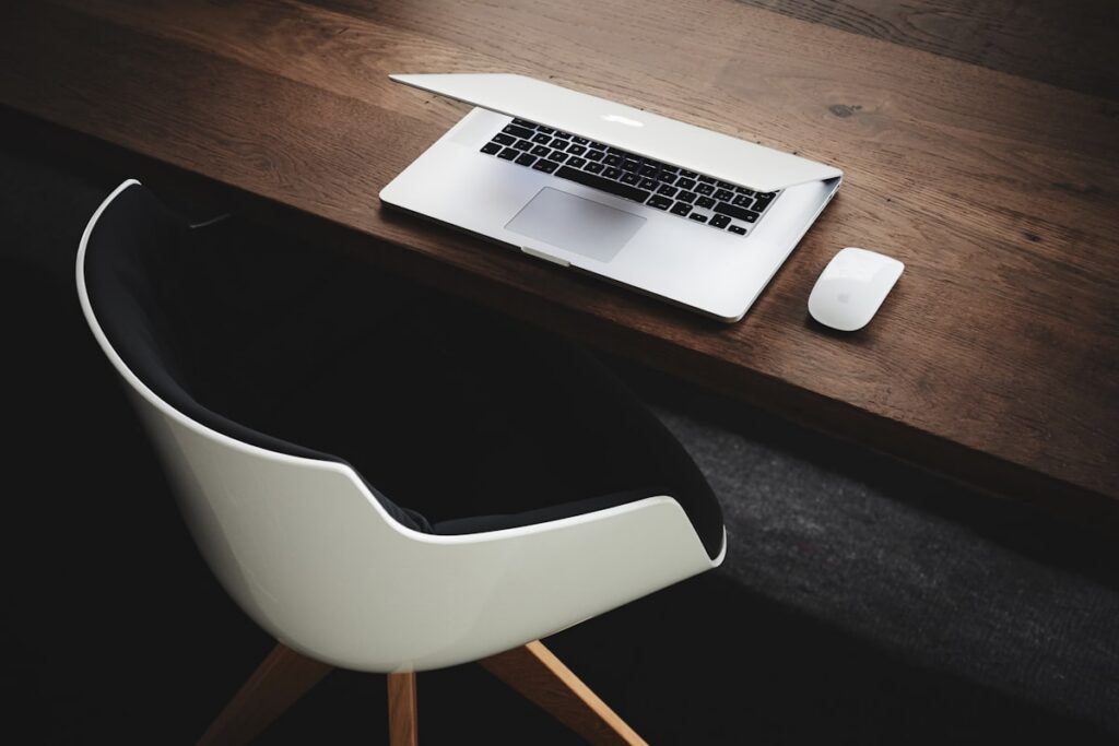 Laptop op een houten bureau als illustratie bij Office 2021 installeren