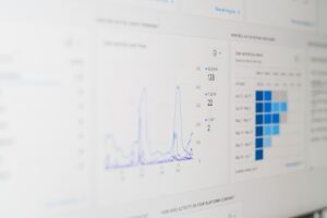 Dataoverzicht met grafieken op een scherm als illustratie bij Excel VERT.ZOEKEN